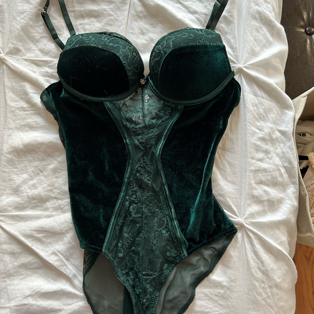 Daisy Fuentes green velvet bodysuit